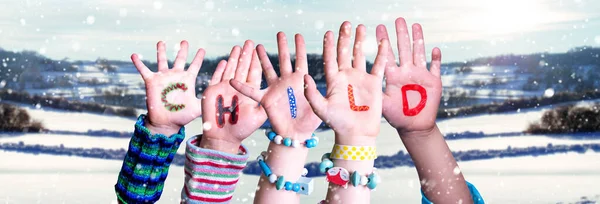 Děti Ruce Stavební Slovo Dítě, zasněžené zimní pozadí — Stock fotografie