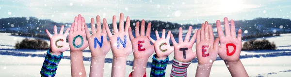Crianças mãos construindo palavra conectada, neve fundo de inverno — Fotografia de Stock