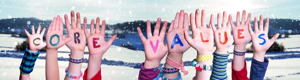 Kinderhände Word Core Values, verschneiter Winter Hintergrund — Stockfoto