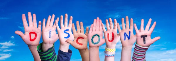 Crianças Mãos Construção Palavra Desconto, Céu Azul — Fotografia de Stock