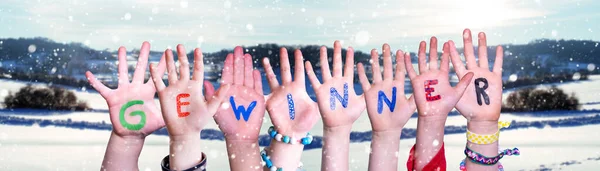 Παιδιά Χέρια οικοδόμηση Word Gewinner σημαίνει νικητής, χιονισμένο φόντο χειμώνα — Φωτογραφία Αρχείου