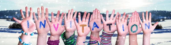 Barn händer bygga ord inbjudan, snöig vinter bakgrund — Stockfoto
