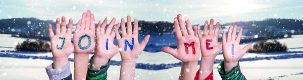 Barn händer bygga ord Följ med mig, snöig vinter bakgrund — Stockfoto