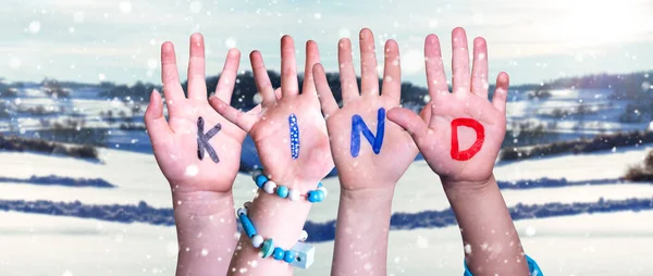 Barn händer bygga ord Snäll innebär Kid, snöig vinter bakgrund — Stockfoto