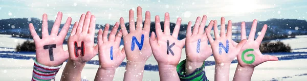 Gyerekek kéz épület Word gondolkodás, havas téli háttér — Stock Fotó