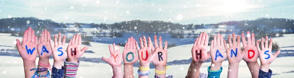 Barn händer håller ord Tvätta händerna, snöig vinter bakgrund — Stockfoto