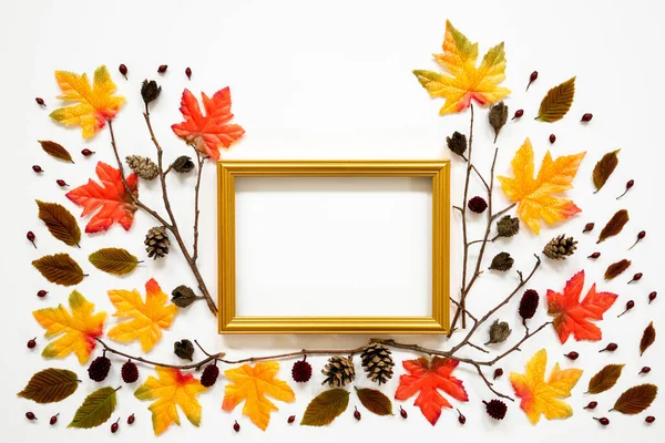 Kleurrijke herfstblad decoratie, gouden lijst, kopieerruimte — Stockfoto