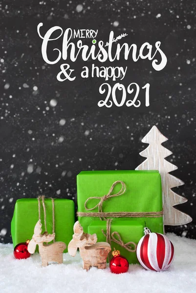 Regalo verde, palla, fiocchi di neve, albero, buon Natale e un felice 2021 — Foto Stock