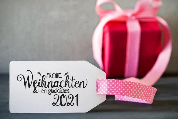 Růžové vánoční dárek, kaligrafie Glueckliches 2021 znamená šťastný 2021 — Stock fotografie