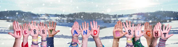 Dzieci Ręce Budowanie Słowa Wesołych i Jasnych, Śnieżny tle zima — Zdjęcie stockowe