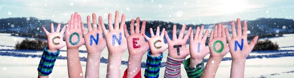 Kinderen handen bouwen Word Connection, Sneeuwwitje Winter Achtergrond — Stockfoto