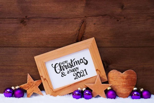 Frame, paarse bal, sneeuw, vrolijk kerstfeest en een gelukkig 2021 — Stockfoto