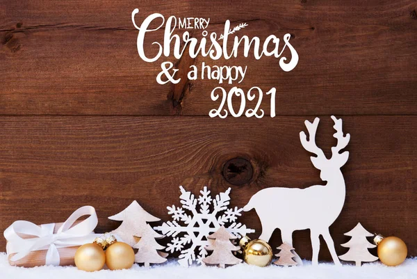 Renifer, Prezent, Drzewo, Złota Kula, Śnieg, Wesołych Świąt i Szczęśliwych 2021 — Zdjęcie stockowe