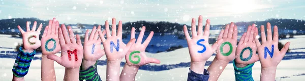 Niños Manos Construyendo Palabra Próximamente, Fondo de Invierno Nevado —  Fotos de Stock