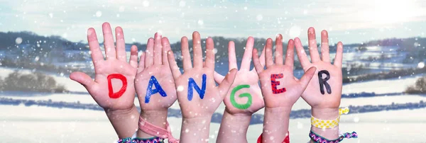Дети руки Строительство Word Danger, Снежный фон зима — стоковое фото