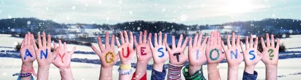 Kinderen Handen Bouwen Woord Eventuele vragen, Snowy Winter Achtergrond — Stockfoto
