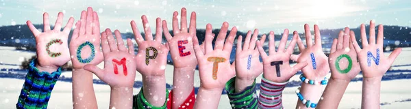 Niños Manos Construyendo Competencia de Palabras, Fondo de Invierno Nevado — Foto de Stock