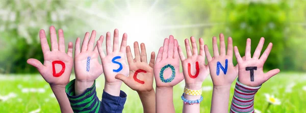 Children Hands Building Word Discount, Grass Meadow — Stock Photo, Image