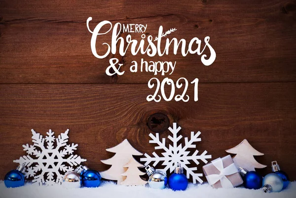 クリスマスツリー、ブルーボール、雪、メリークリスマスそしてハッピー2021 — ストック写真
