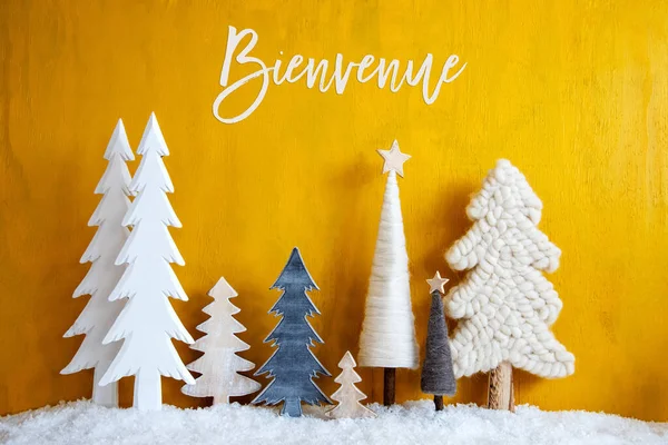 圣诞树、雪、黄背景、喜庆意味着欢迎 — 图库照片