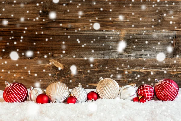 Weihnachtskugelschmuck, Schnee, Kopierraum, Schneeflocken, rustikaler Hintergrund — Stockfoto