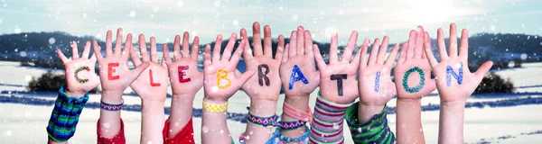 Kinderen handen bouwen Woord viering, Sneeuwwitje Winter achtergrond — Stockfoto