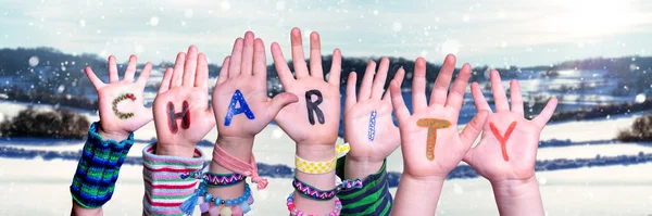 Crianças Mãos Construção Palavra Caridade, Inverno nevado fundo — Fotografia de Stock