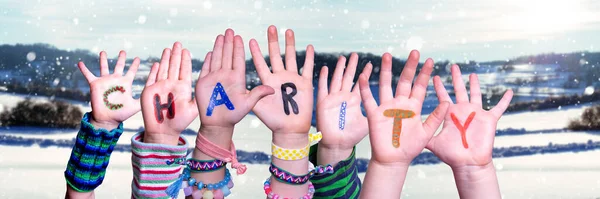 Niños Manos Construyendo Caridad Palabra, Fondo Nevado de Invierno —  Fotos de Stock