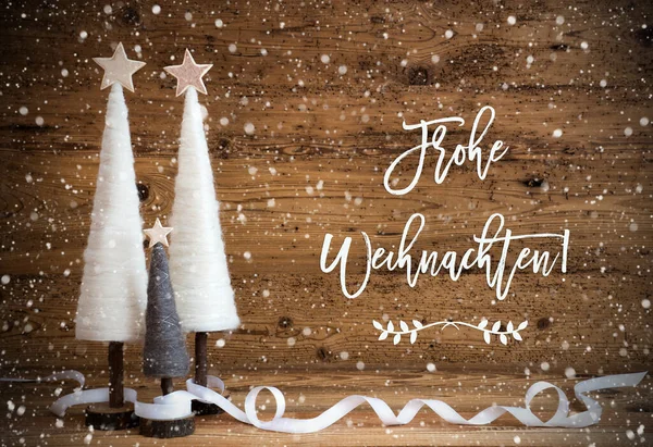 Белая елка, Frohe Weihnachten означает счастливого Рождества, снежинки — стоковое фото