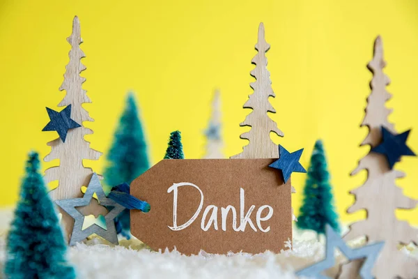 Arbres de Noël, Neige, Fond jaune, Étiquette, Danke signifie merci — Photo