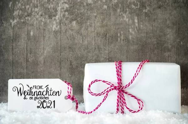 Witte kerstcadeaus, Sneeuw, Label, Boog, Glueckliches 2021 Means Happy 2021 — Stockfoto