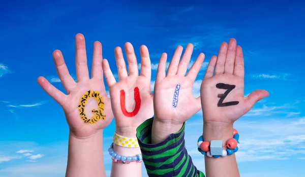 Kinderen handen bouwen Woord Quiz, Blue Sky — Stockfoto