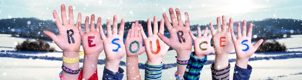 Crianças mãos a construir recursos de palavras, fundo de inverno nevado — Fotografia de Stock