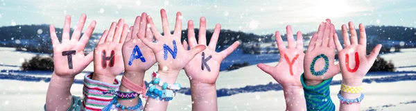 Gyerekek kiépítése Word Köszönöm, havas téli háttér — Stock Fotó