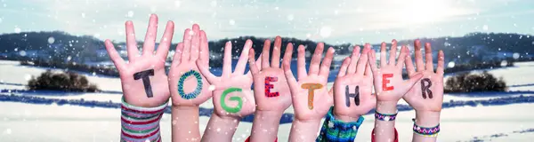 Niños Manos Construyendo Palabra Juntos, Fondo de invierno nevado — Foto de Stock