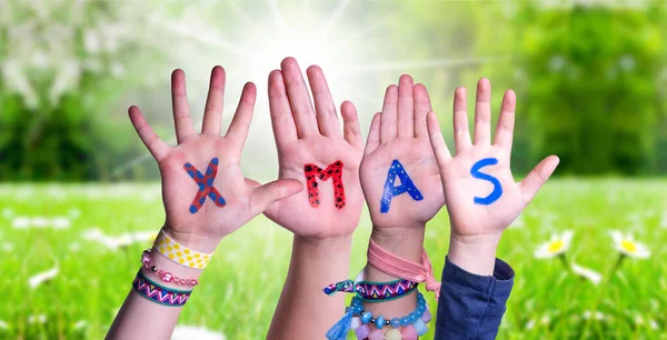 Mani dei bambini che costruiscono Word Natale, prato d'erba — Foto Stock
