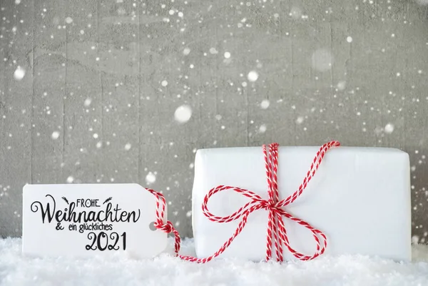 Ein Weihnachtsgeschenk, Schnee, Schneeflocken, Zement, Glückliches 2021 Mean Happy 2021 — Stockfoto