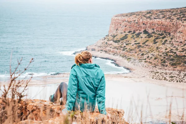 Donna sul punto di vista sopra Balos Bay su Kreta — Foto Stock