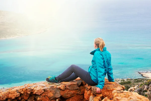 Donna sul punto di vista sopra Balos Bay su Kreta — Foto Stock