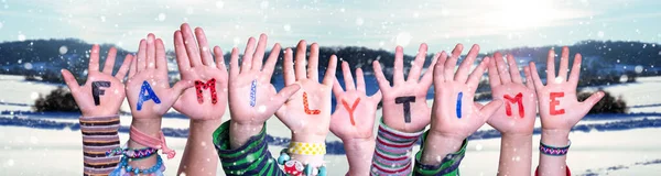 Crianças Mãos Construção Palavra Familytime, Inverno nevado fundo — Fotografia de Stock