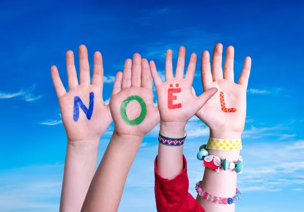 Bambini mani costruzione Word Noel significa Natale, cielo blu — Foto Stock