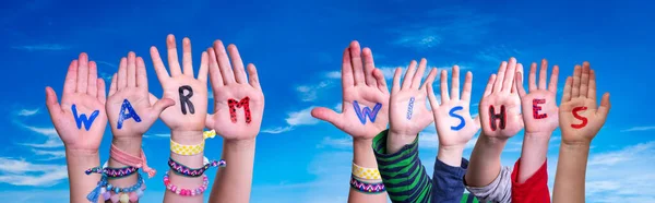 Crianças Mãos Construindo Palavra Desejos Quentes, Céu Azul — Fotografia de Stock
