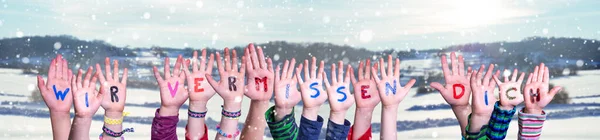 Gyerekek kéz épület Wir Vermissen Dich azt jelenti, hogy hiányzik nekünk, téli háttér — Stock Fotó