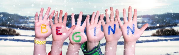 Crianças Mãos Construindo Palavra Começar Significado Começar, Inverno nevado Fundo — Fotografia de Stock