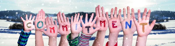 Crianças Mãos Construindo Compromisso Palavra, Inverno nevado fundo — Fotografia de Stock