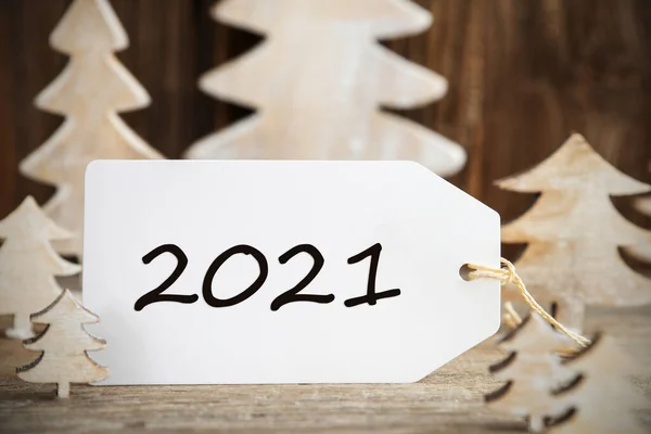 Árbol de Navidad blanco, una etiqueta con texto 2021 — Foto de Stock