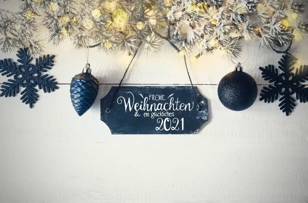 Weihnachtsteller, Kugeln, Lichterglanz, Glückliches 2021 bedeutet Glückliches 2021 — Stockfoto