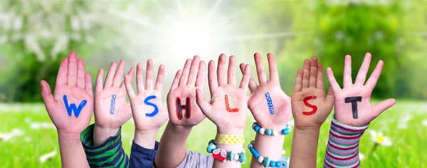 Children Hands Building Word Verlanglijstje, Grasveld — Stockfoto