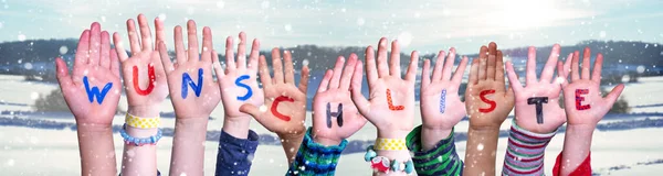 Barn händer bygga ord Wunschliste innebär önskelista, snöig vinter bakgrund — Stockfoto