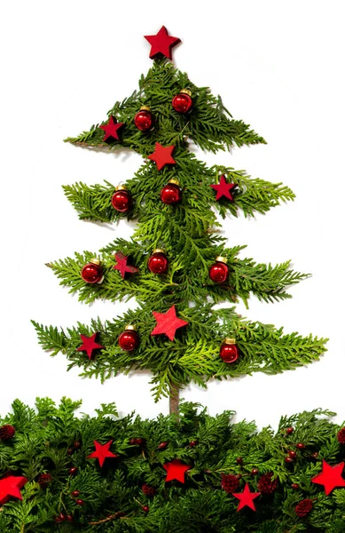 Kerstboom gemaakt van Fir Branch, Red Star en ballen decoratie. — Stockfoto